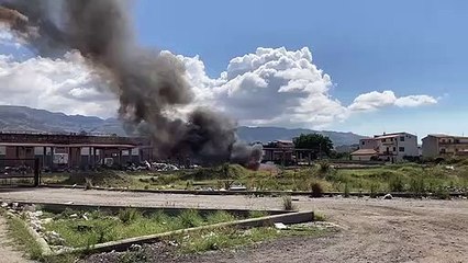 Incendio a Reggio, bruciano i mercati generali di Mortara