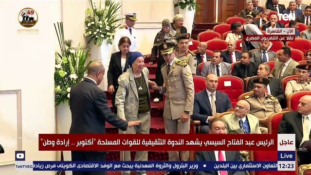مشهد إنساني وجابر للخواطر.. شاهد ماذا فعل الرئيس السيسي مع أسر أبطال معركة «كمين أبو عطوة»
