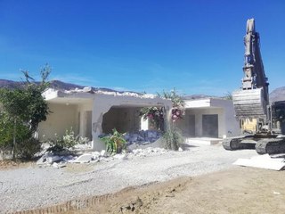 MİLAS'IN TURİSTİK MAHALLELERİNDE KAÇAK YAPILAR YIKILIYOR