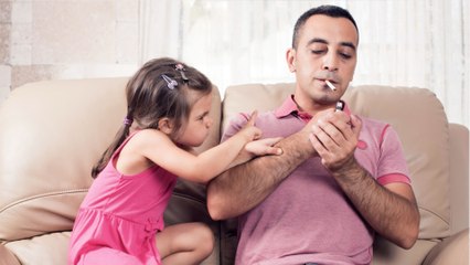 Hartnäckige Tabakpartikel: Auch draußen rauchen gefährdet Kinder