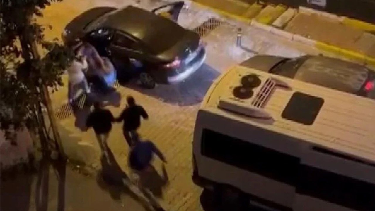 İstanbul'da yol verme kavgası: Servisten inen 7 kişi, tartıştıkları sürücüye eşi ve çocuğunun yanında saldırdı