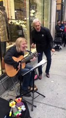 الأمير المغربي هشام العلوي يغني ويرقص في شوارع كندا