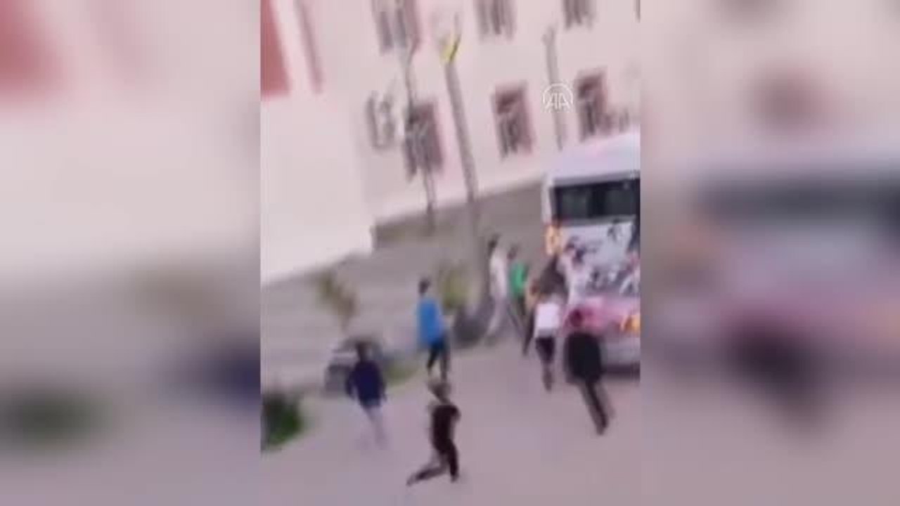 Sultanbeyli'de düğün konvoyunun önünü kesen çocukların darbedilmesi görüntülendi