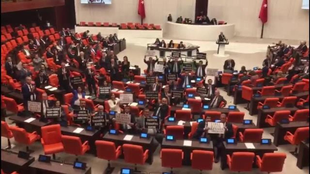 TBMM Genel Kurulu'nda "Sansür Yasası" Protesto Edildi