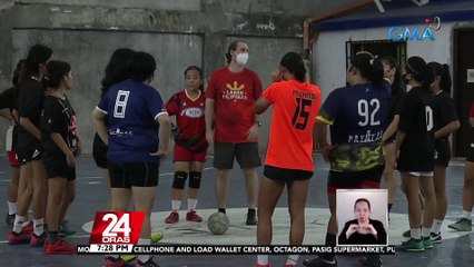 Ilang kabataang taga-Payatas, tinuturuan mag-futsal ng isang British coach | 24 Oras