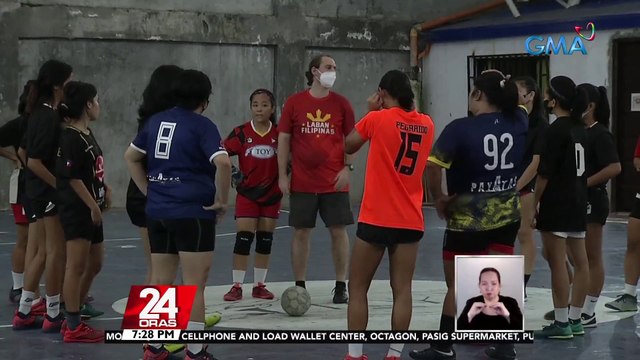 Ilang kabataang taga-Payatas, tinuturuan mag-futsal ng isang British coach | 24 Oras