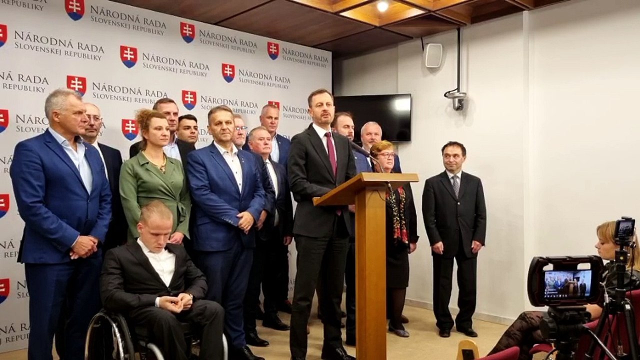 ZÁZNAM: Premiér apeluje na odhodenie politických tričiek v parlamente a pomoc ľuďom