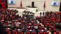 TBMM Genel Kurulu'nda 'sansür yasası' protestosu