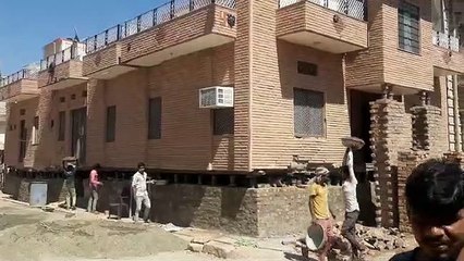 जैक लगाकर 5 फीट ऊपर उठा दिया पूरा मकान
