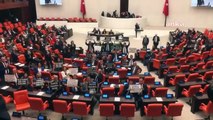 Meclis'te siyah maskeli 'sansür yasası' protestosu