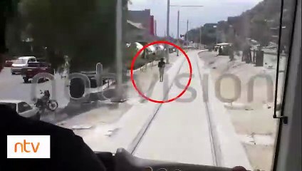 Transeúntes circulan por las vías del tren metropolitano