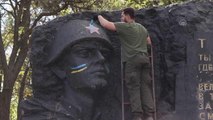 İzyum'da Sovyetler Birliği askerlerine ithafen yapılan anıt Ukrayna bayrağı renklerine boyandı