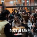 L'umiltà di Marco Mengoni che porta le pizze ai suoi fan in attesa del concerto: “Al nostro inizio”