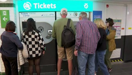 تذاكر مترو باريس الورقية في طريقها إلى الزوال بعد 120 عاما في الخدمة