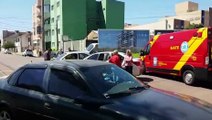 Veículos se envolvem em colisão na Rua Paraná e Corpo de Bombeiros é acionado