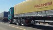 Se cumple segundo día de bloqueo en la carretera a Argentina y hay una larga fila de camiones parados