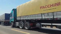 Se cumple segundo día de bloqueo en la carretera a Argentina y hay una larga fila de camiones parados