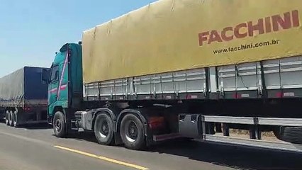 Se cumple segundo día de bloqueo en la carretera a Argentina y hay una larga fila de camiones parados