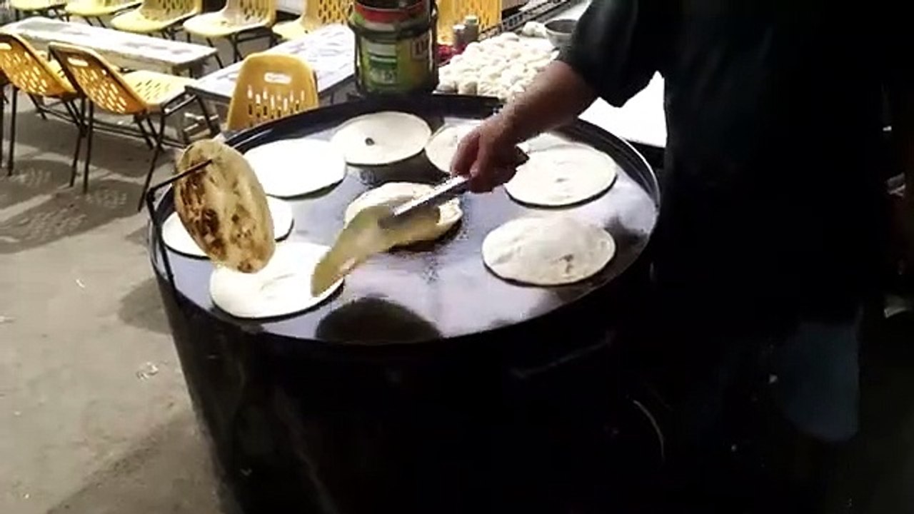 Pathan_Kay_Parathy_|_Paratha_Street_Food_of_Karachi_Pakistan