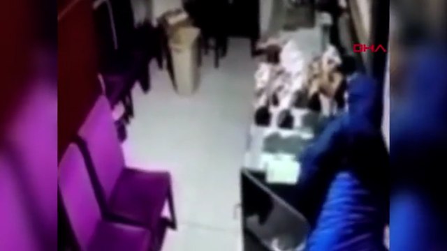 İzmir'de kuyumcu dükkanındaki hırsızlık anı güvenlik kamerasında