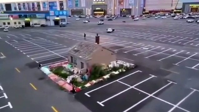 Ce propriétaire n'a pas voulu vendre sa maison et se retrouve seul au milieu du parking d'un centre commerciale