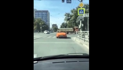 Ce piéton donne une bonne leçon à un conducteur en voiture de sport