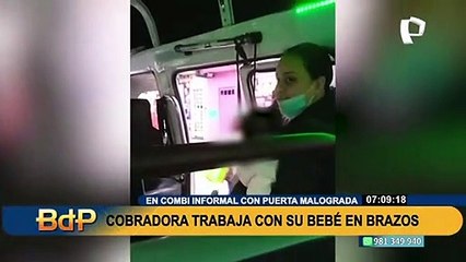 Captan a cobradora de combi informal trabajando con bebé en brazos y puerta malograda