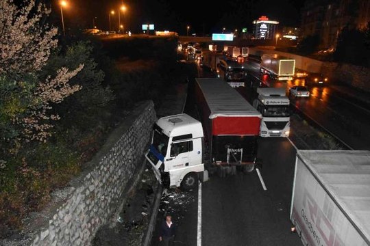 Son dakika haberleri! Tosya'da 6 tırın karıştığı zincirleme kaza: 1 yaralı