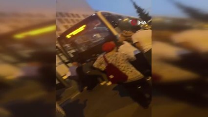 Halk otobüsün altında kaldı, vatandaşlar otobüsü kaldırarak kurtardı...O anlar kamerada