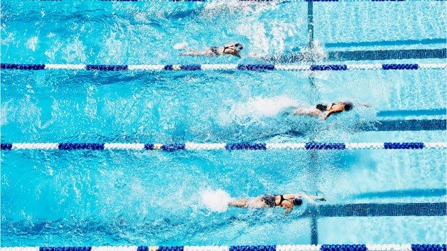 La piscine n'est plus chauffée, les usagers obligés de porter une combinaison pour se baigner