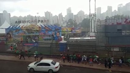 Crianças correm de chuva de granizo em BH