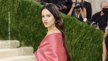 Rosalía es golpeada en su rostro con un ramo de flores y así reaccionó