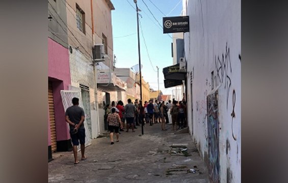 Meliante tentar assaltar comércio no Centro de Cajazeiras, vítima reage e bandido é rendido