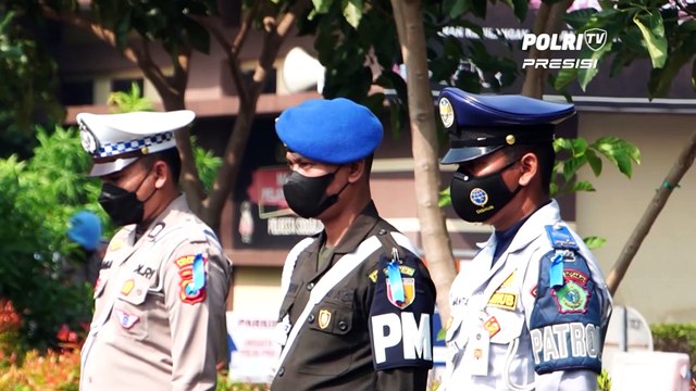 Sambil Edukasi Tertib Lalu Lintas, Polresta Sidoarjo Bagikan Bansos di Pasar Sukodono