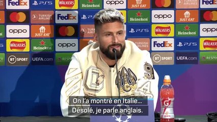 Groupe E - Giroud ne s'aperçoit pas qu'il change de l'Italien à l'Anglais au milieu d'une phrase