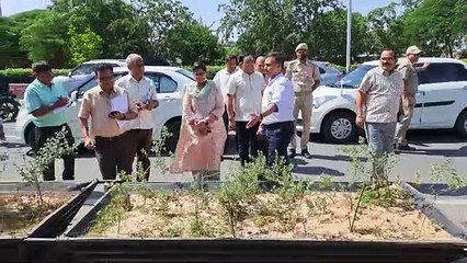 अफसरों के साथ दौरा करते जेडीसी रवि जैन।