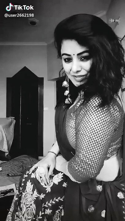 A Beautiful Girl Singing Old Hindi Song Video