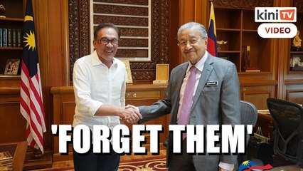 Télécharger la video: Umno leader tells voters to forget Mahathir, Anwar and Muhyiddin