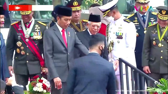 Paspampres Kecolongan, Presiden Jokowi Dipeluk Emak-emak