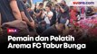 Pemain dan Pelatih Arema FC Tabur Bunga di Stadion Kanjuruhan, Diwarnai Isak Tangis