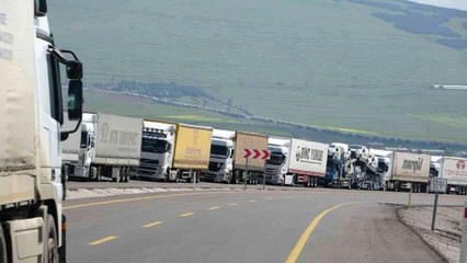 Aktaş'ta 7 kilometrelik TIR kuyruğu oluştu