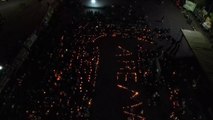 إندونيسيون يضيئون الشموع خارج استاد كانجوروهان تكريما لضحايا كارثة التدافع