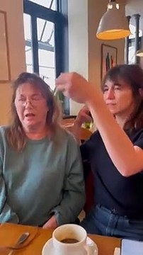 Dans une vidéo, une cinquantaine d’actrices, chanteuses, artistes affichent leur soutien aux femmes Iraniennes en se coupant les cheveux - Regardez