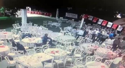 CHP'nin dayanışma yemeğinde yumruklar konuştu, salon karıştı