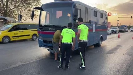 Cezaevine ait Ring aracı kamyonete arkadan çarptı: 1 yaralı