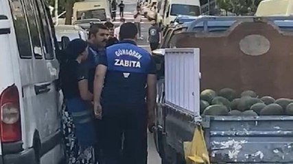 Zabıtadan seyyar satıcıya ailesinin yanında tokat
