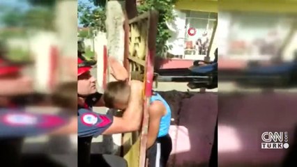 Demir kapıya kafasını sıkıştıran çocuğu itfaiye ekipleri kurtardı