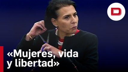 Una eurodiputada sueca se corta el pelo ante la Eurocámara para defender al pueblo iraní