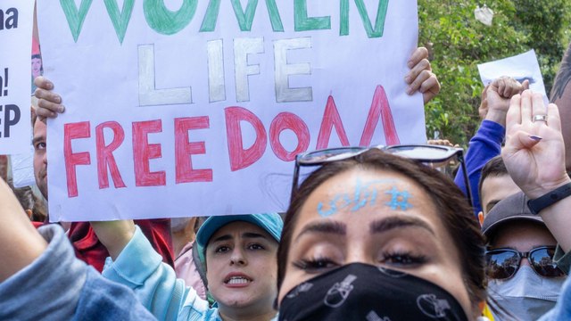 VOICI - Juliette Binoche, Marion Cotillard, Isabelle Adjani... : les stars se coupent les cheveux en soutien aux Iraniennes