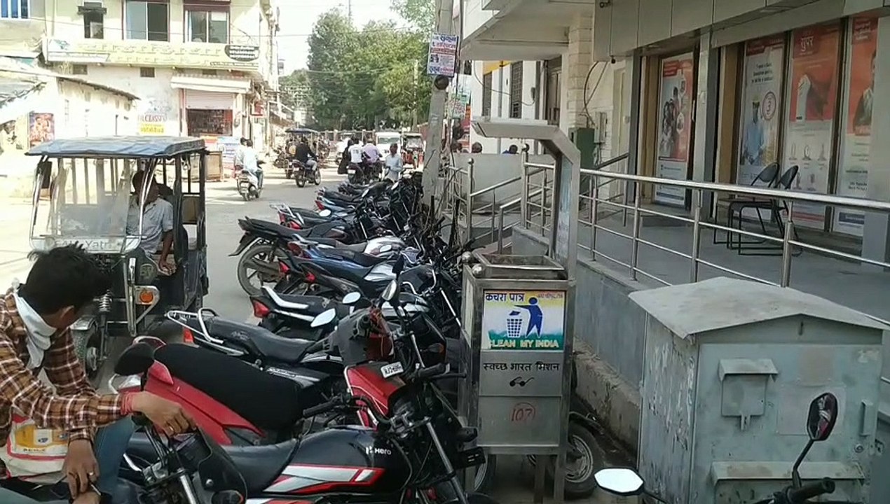 पार्किंग के अभाव में बिगड़ रही है बाजार की यातायात व्यवस्था